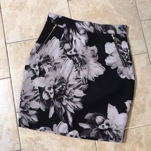 H&M black and gray floral pencil skirt